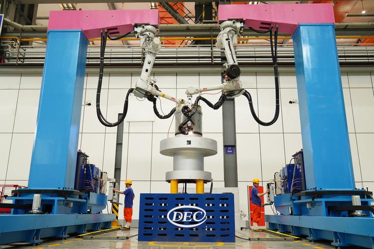 "一個廠房,兩個世界."這是記者走進東方汽輪機焊接分廠的第一感受.